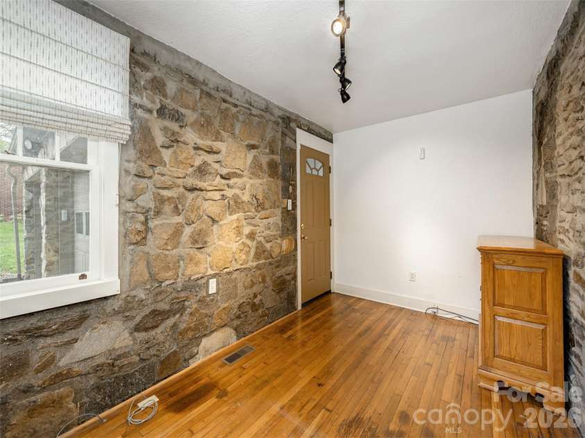 115 Oakland Road, Asheville, NC 28801.  MLS# CAR4377899, YatesRealty ID 24771. 