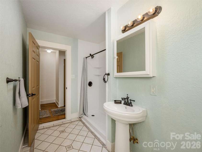 115 Oakland Road, Asheville, NC 28801.  MLS# CAR4377899, YatesRealty ID 24771. 