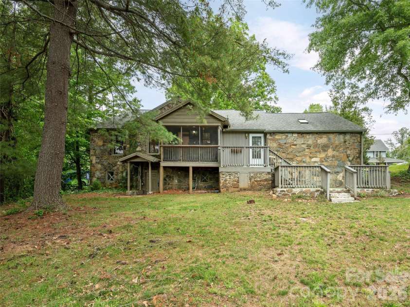 115 Oakland Road, Asheville, NC 28801.  MLS# CAR4377899, YatesRealty ID 24771. 