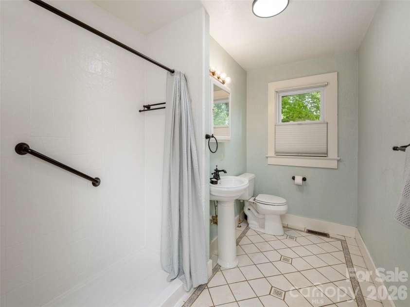 115 Oakland Road, Asheville, NC 28801.  MLS# CAR4377899, YatesRealty ID 24771. Hall bath 