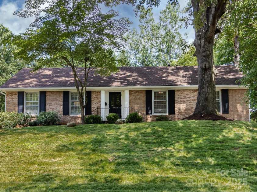 6922 Woodstock Drive, Charlotte, NC 28210.  MLS# CAR4255586, YatesRealty ID 24774. 