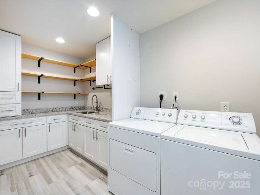 6922 Woodstock Drive, Charlotte, NC 28210.  MLS# CAR4255586, YatesRealty ID 24774. 