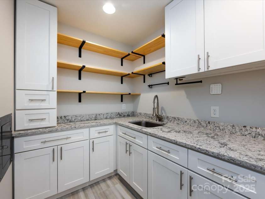 6922 Woodstock Drive, Charlotte, NC 28210.  MLS# CAR4255586, YatesRealty ID 24774. 