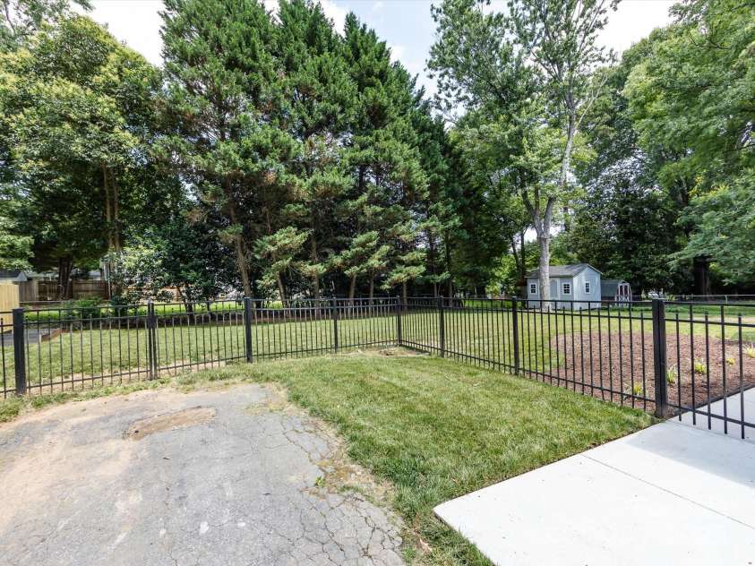 6922 Woodstock Drive, Charlotte, NC 28210.  MLS# CAR4255586, YatesRealty ID 24774. 