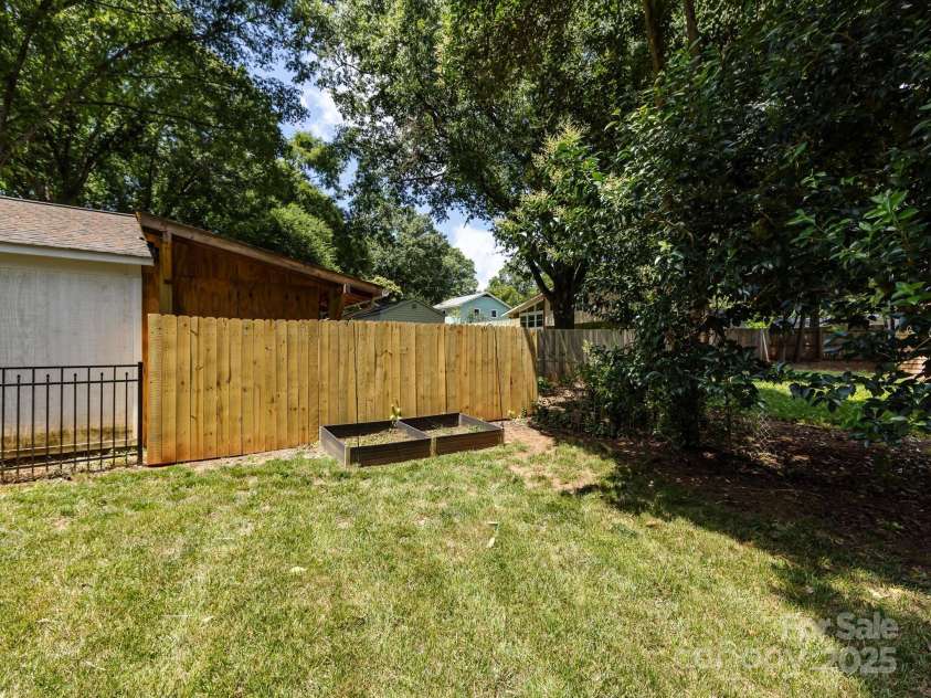 6922 Woodstock Drive, Charlotte, NC 28210.  MLS# CAR4255586, YatesRealty ID 24774. 