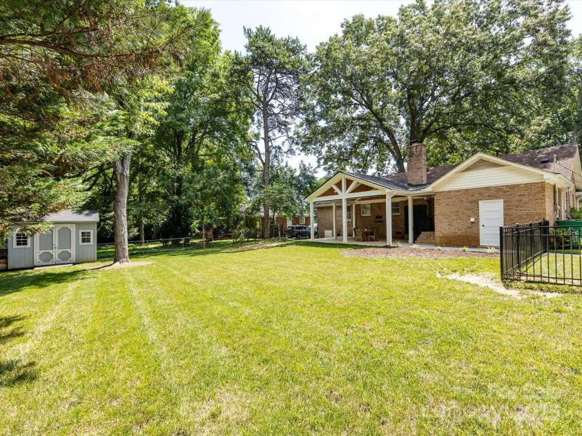 6922 Woodstock Drive, Charlotte, NC 28210.  MLS# CAR4255586, YatesRealty ID 24774. 