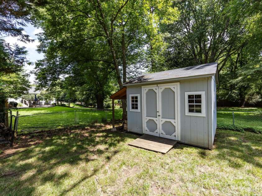 6922 Woodstock Drive, Charlotte, NC 28210.  MLS# CAR4255586, YatesRealty ID 24774. 