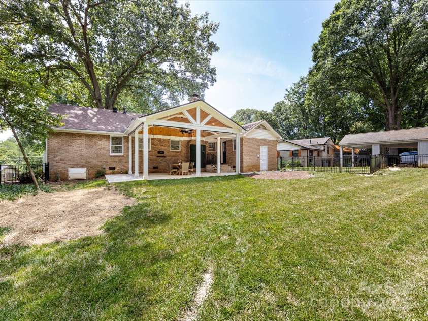 6922 Woodstock Drive, Charlotte, NC 28210.  MLS# CAR4255586, YatesRealty ID 24774. 
