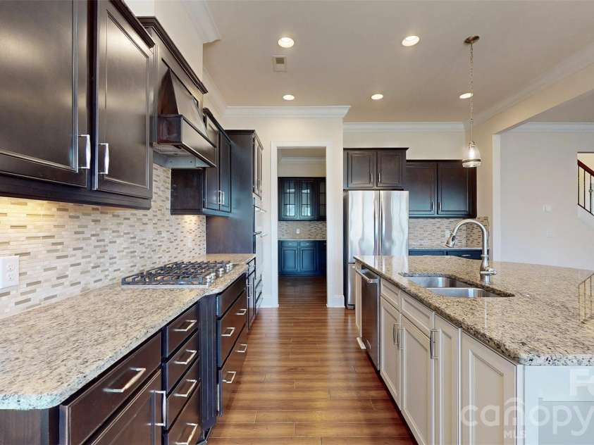 1719 Emory Oak Drive, Charlotte, NC 28270.  MLS# CAR4379613, YatesRealty ID 24775. Kitchen with gas stove