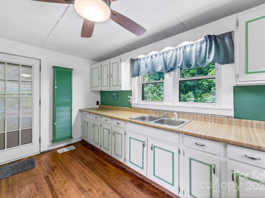 5215 Double Island Road, Green Mountain, NC 28740.  MLS# CAR4278346, YatesRealty ID 24780. 