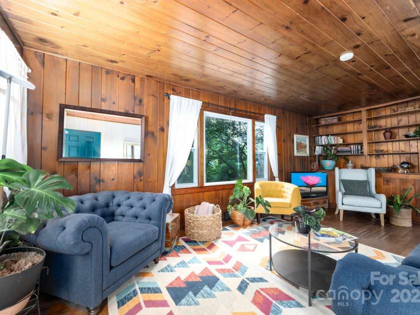 9 Linden Avenue, Asheville, NC 28801.  MLS# CAR4268129, YatesRealty ID 24781. Currently a Short Term Rental Homestay