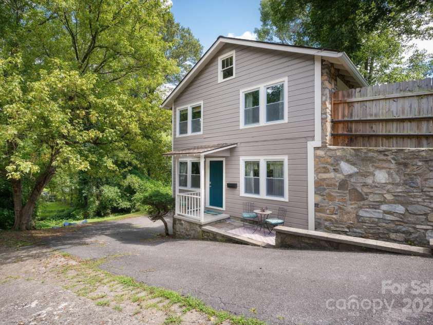 9 Linden Avenue, Asheville, NC 28801.  MLS# CAR4268129, YatesRealty ID 24781. Shared driveway