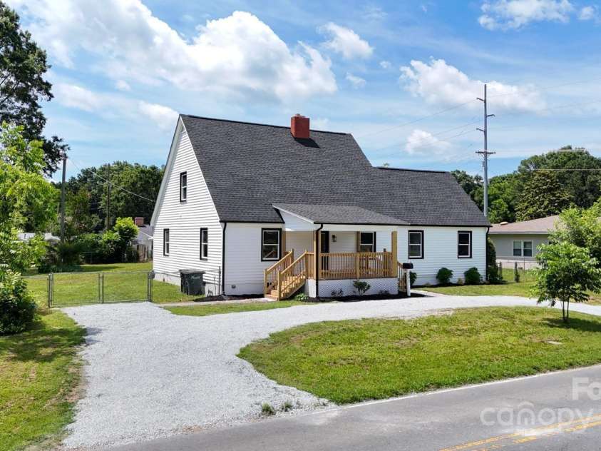 307 Sunset Drive, Monroe, NC 28112.  MLS# CAR4269503, YatesRealty ID 24783. 