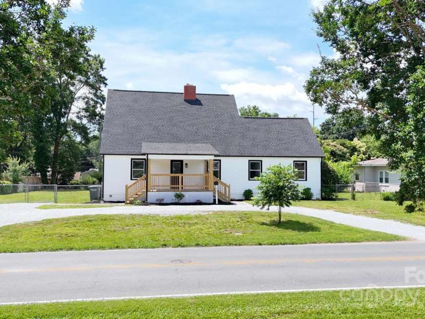 307 Sunset Drive, Monroe, NC 28112.  MLS# CAR4269503, YatesRealty ID 24783. Circular Driveway