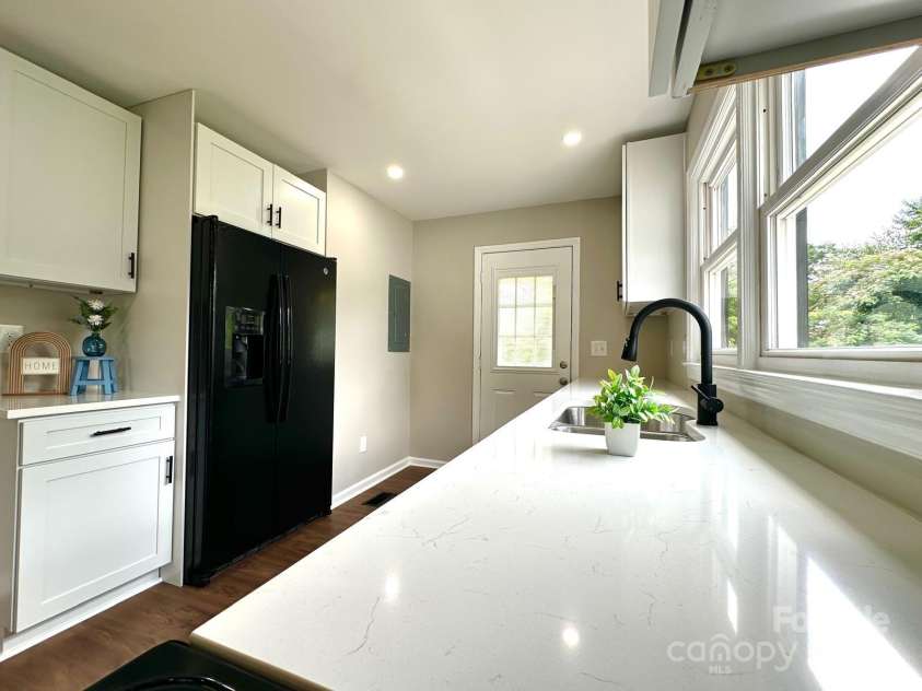 307 Sunset Drive, Monroe, NC 28112.  MLS# CAR4269503, YatesRealty ID 24783. Quartz Countertops