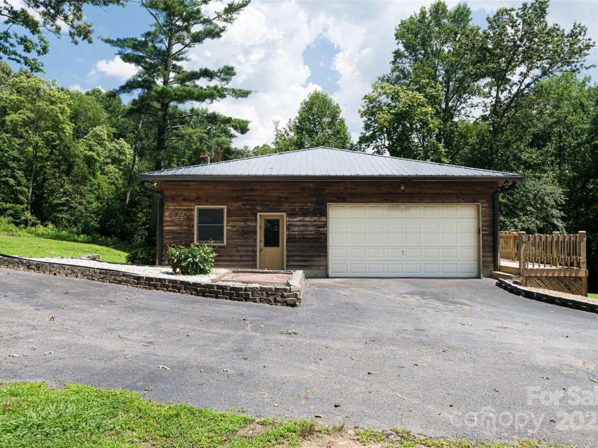 157 Wendy Lane, Hendersonville, NC 28792.  MLS# CAR4237206, YatesRealty ID 24786. 