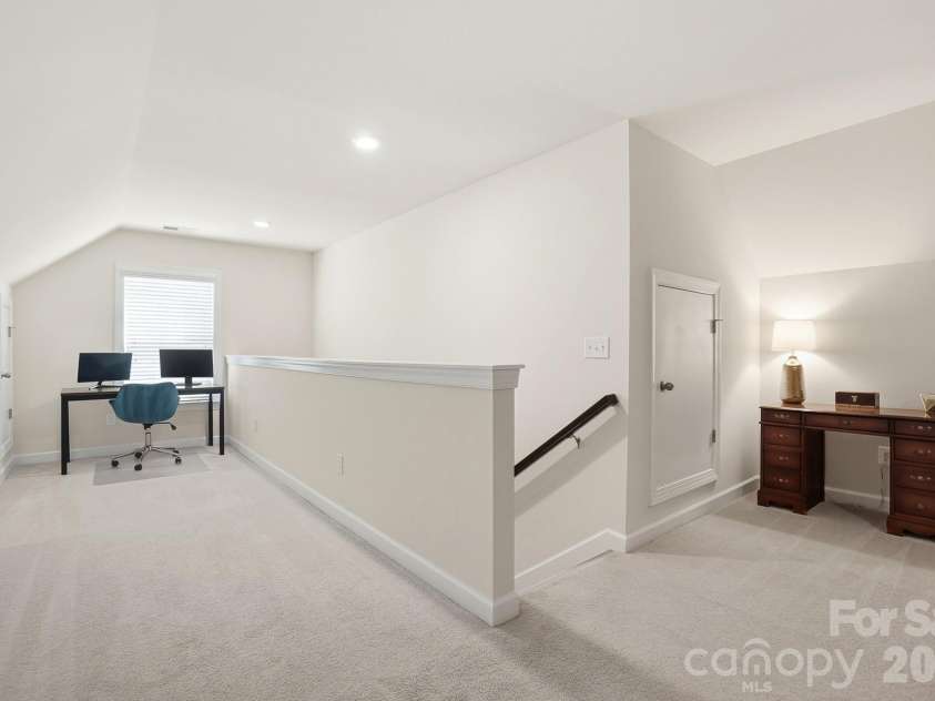 1989 Topaz Plaza, Davidson, NC 28036.  MLS# CAR4373611, YatesRealty ID 24786. 3rd Floor Loft