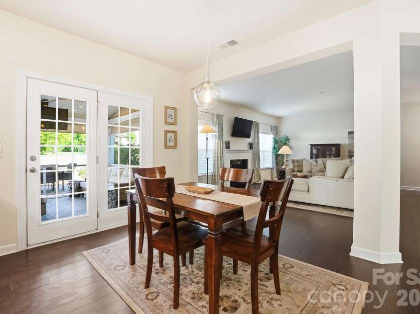 1989 Topaz Plaza, Davidson, NC 28036.  MLS# CAR4373611, YatesRealty ID 24786. Breakfast Area