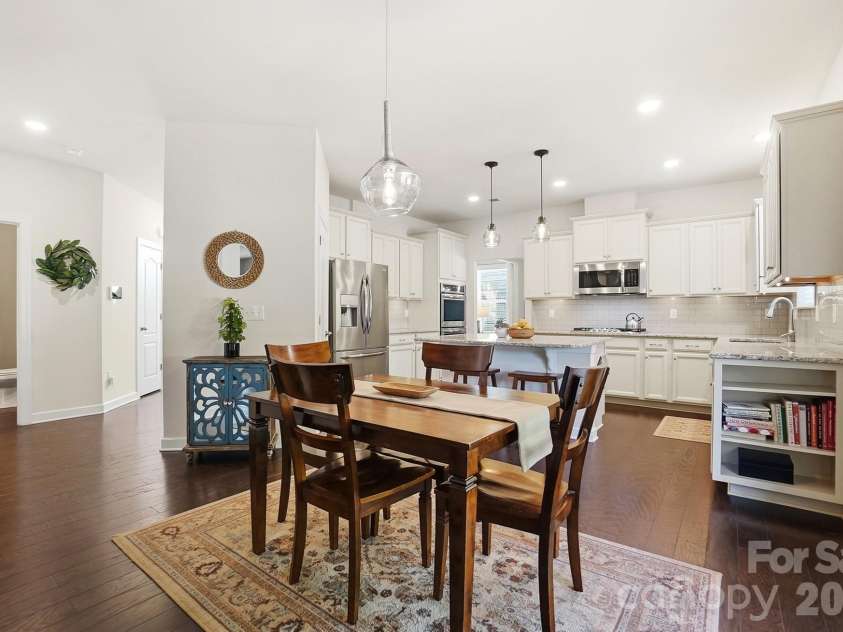 1989 Topaz Plaza, Davidson, NC 28036.  MLS# CAR4373611, YatesRealty ID 24786. Breakfast Area