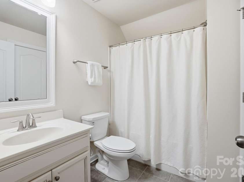 1989 Topaz Plaza, Davidson, NC 28036.  MLS# CAR4373611, YatesRealty ID 24786. Full Bathroom