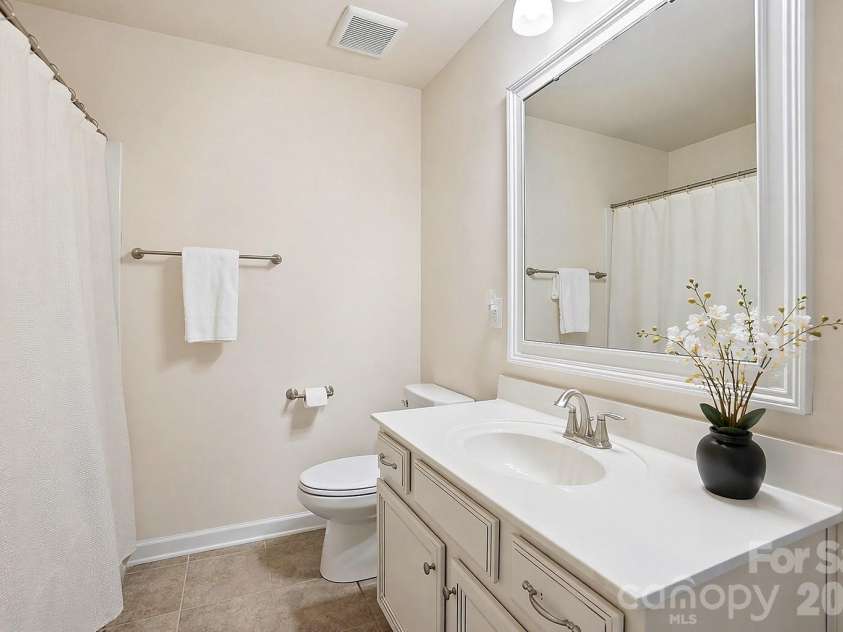 1989 Topaz Plaza, Davidson, NC 28036.  MLS# CAR4373611, YatesRealty ID 24786. Full Bathroom - Hall