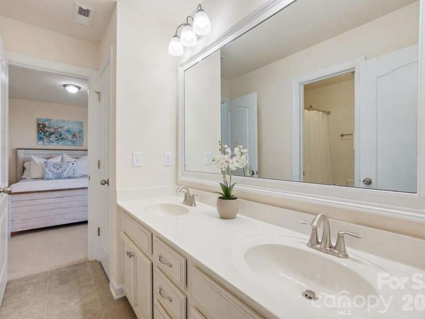 1989 Topaz Plaza, Davidson, NC 28036.  MLS# CAR4373611, YatesRealty ID 24786. Full Bathroom - Jack & Jill (between Bedroom 4 & 5)