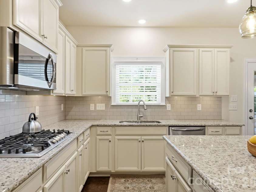 1989 Topaz Plaza, Davidson, NC 28036.  MLS# CAR4373611, YatesRealty ID 24786. Gas In-Counter Stove