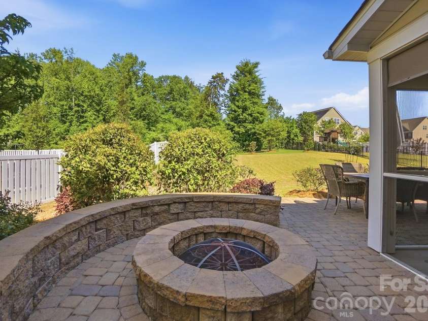 1989 Topaz Plaza, Davidson, NC 28036.  MLS# CAR4373611, YatesRealty ID 24786. Hardscape Fire Pit & Seating