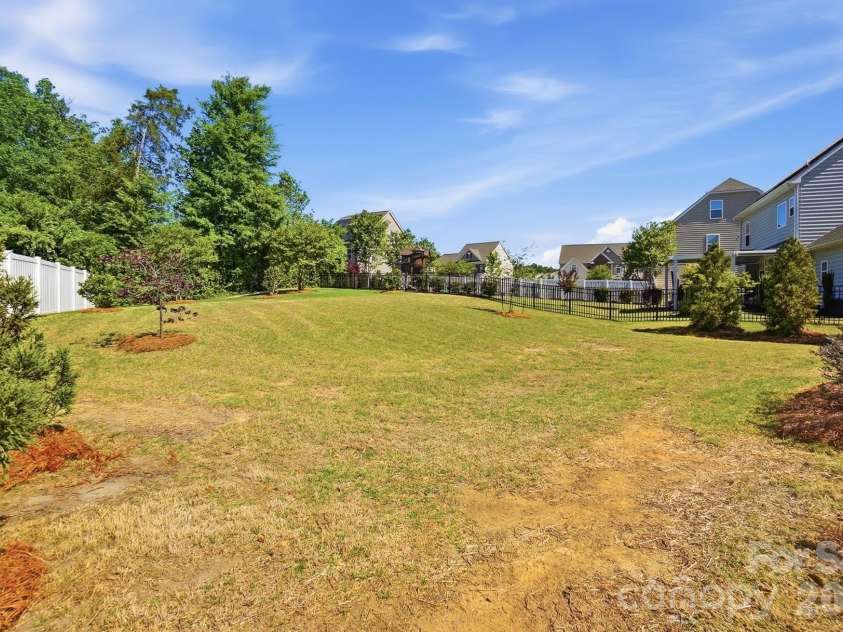 1989 Topaz Plaza, Davidson, NC 28036.  MLS# CAR4373611, YatesRealty ID 24786. Large Private Yard