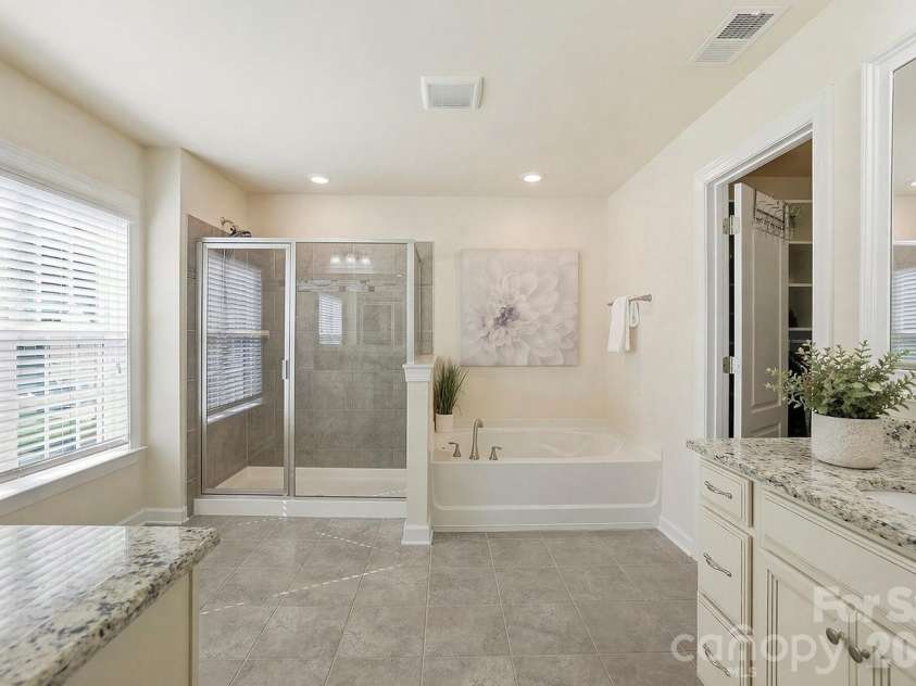 1989 Topaz Plaza, Davidson, NC 28036.  MLS# CAR4373611, YatesRealty ID 24786. Primary Suite - Bathroom