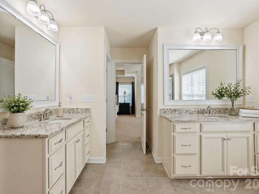 1989 Topaz Plaza, Davidson, NC 28036.  MLS# CAR4373611, YatesRealty ID 24786. Primary Suite - Bathroom