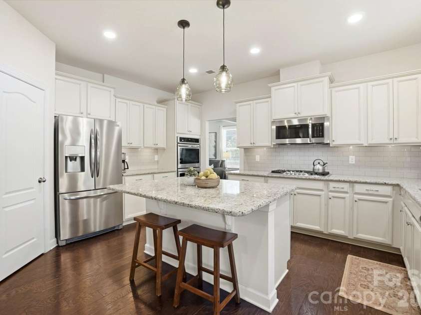 1989 Topaz Plaza, Davidson, NC 28036.  MLS# CAR4373611, YatesRealty ID 24786. Stunning Interior Throughout
