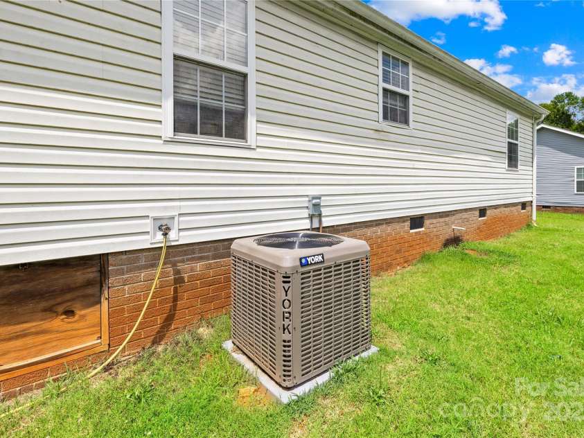 178 Zircon Drive, Statesville, NC 28625.  MLS# CAR4278762, YatesRealty ID 24787. 