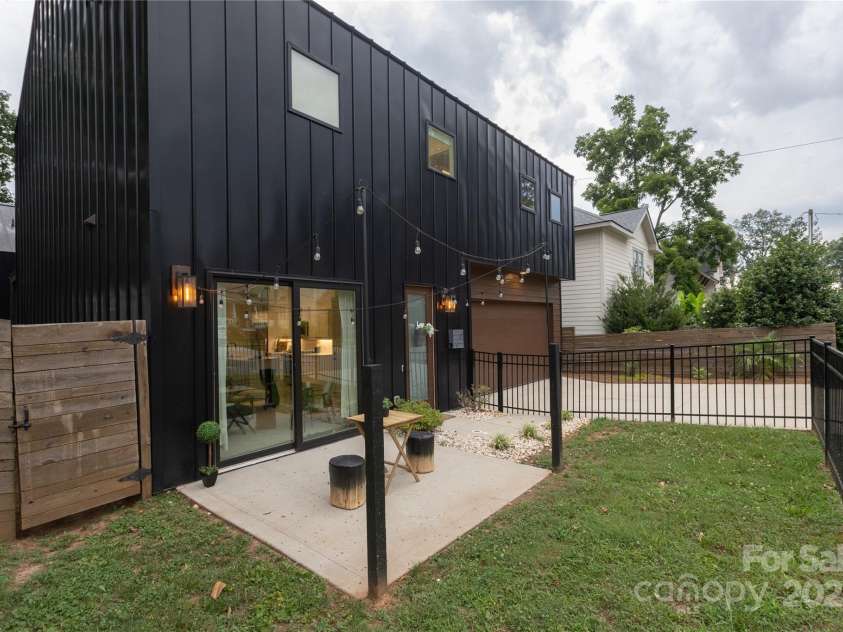 2107 Trade Street, Charlotte, NC 28216.  MLS# CAR4271767, YatesRealty ID 24789. Front Patio