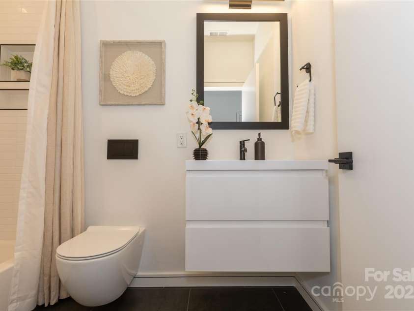 2107 Trade Street, Charlotte, NC 28216.  MLS# CAR4271767, YatesRealty ID 24789. Second Full Bathroom