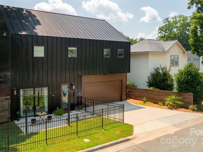 2107 Trade Street, Charlotte, NC 28216.  MLS# CAR4271767, YatesRealty ID 24789. Welcome Home!