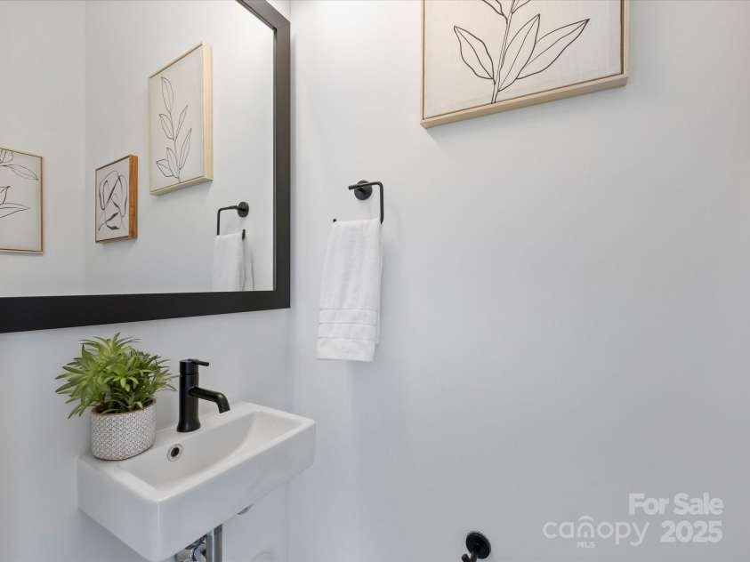 2107 Trade Street, Charlotte, NC 28216.  MLS# CAR4302597, YatesRealty ID 24789. 