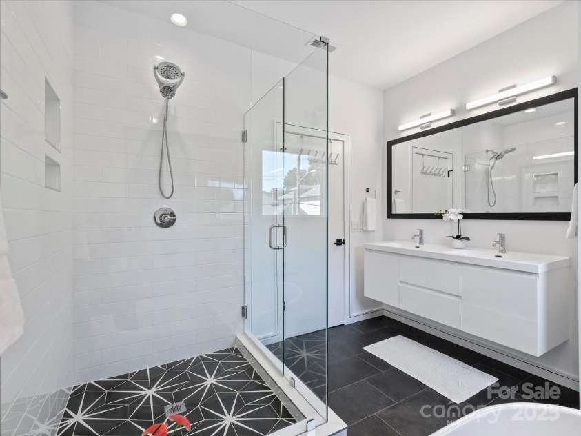 2107 Trade Street, Charlotte, NC 28216.  MLS# CAR4302597, YatesRealty ID 24789. 