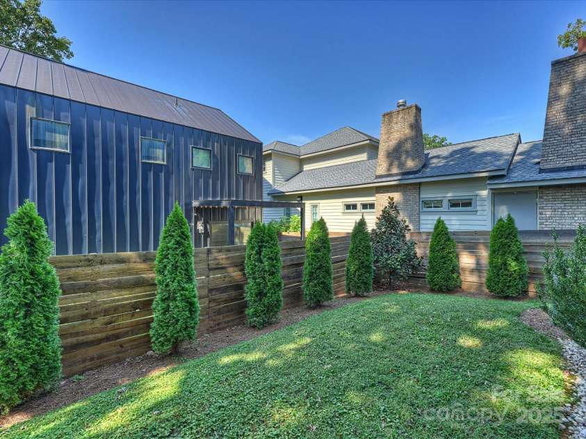 2107 Trade Street, Charlotte, NC 28216.  MLS# CAR4302597, YatesRealty ID 24789. 