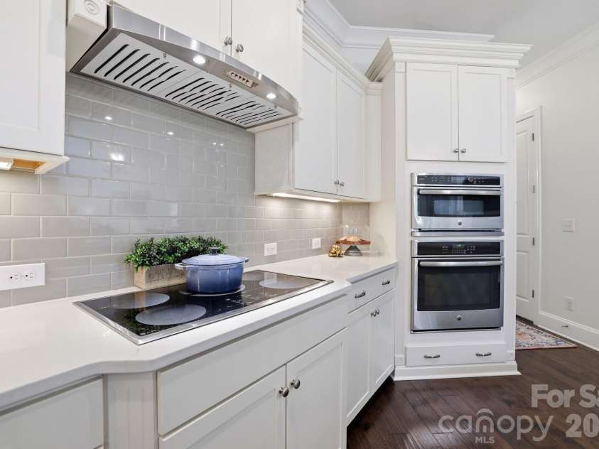 1077 Wessington Manor Lane, Fort Mill, SC 29715.  MLS# CAR4379642, YatesRealty ID 24796. Kitchen