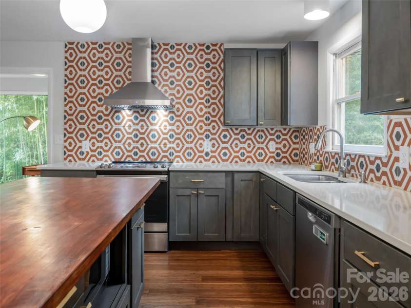 70 Michigan Avenue, Asheville, NC 28806.  MLS# CAR4383698, YatesRealty ID 24798. 