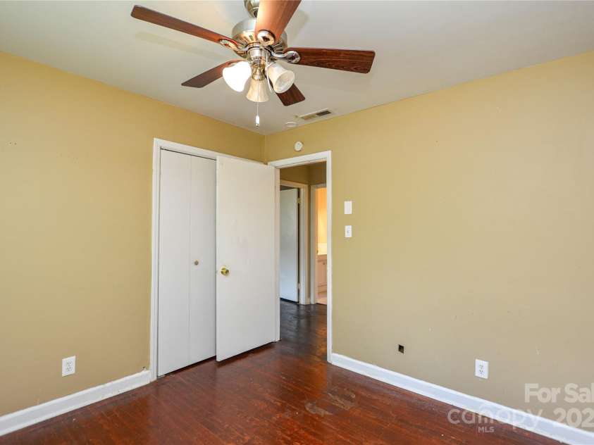 923 Yuma Street, Charlotte, NC 28213.  MLS# CAR4260716, YatesRealty ID 24799. 