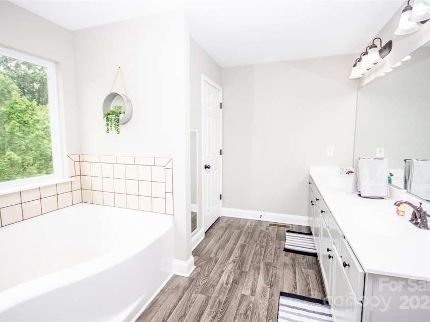 164 Vance Farm Drive, Statesville, NC 28625.  MLS# CAR4264659, YatesRealty ID 24800. Primary bath