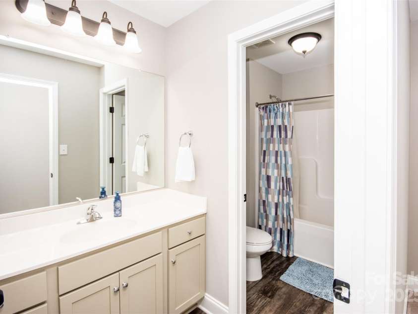 164 Vance Farm Drive, Statesville, NC 28625.  MLS# CAR4264659, YatesRealty ID 24800. Upper level bath 2