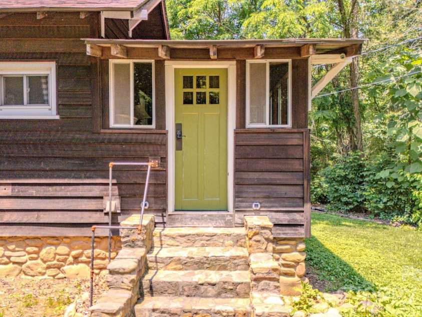 7 Bachelder Lane, Candler, NC 28715.  MLS# CAR4271857, YatesRealty ID 24801. 