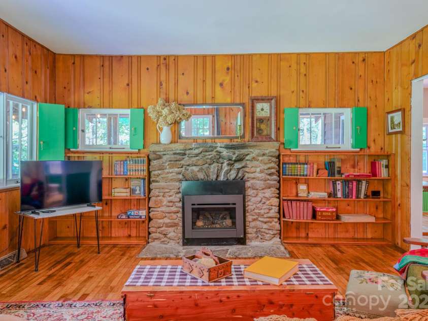 7 Bachelder Lane, Candler, NC 28715.  MLS# CAR4271857, YatesRealty ID 24801. 