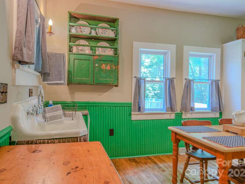 7 Bachelder Lane, Candler, NC 28715.  MLS# CAR4271857, YatesRealty ID 24801. 