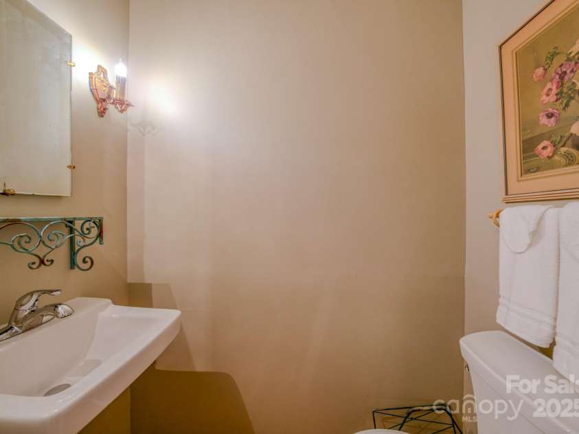 7 Bachelder Lane, Candler, NC 28715.  MLS# CAR4271857, YatesRealty ID 24801. 