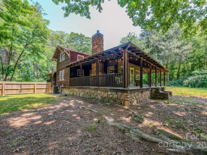 7 Bachelder Lane, Candler, NC 28715.  MLS# CAR4271857, YatesRealty ID 24801. Perfect yard for entertaining - privacy fence and chain link fencing all the way around