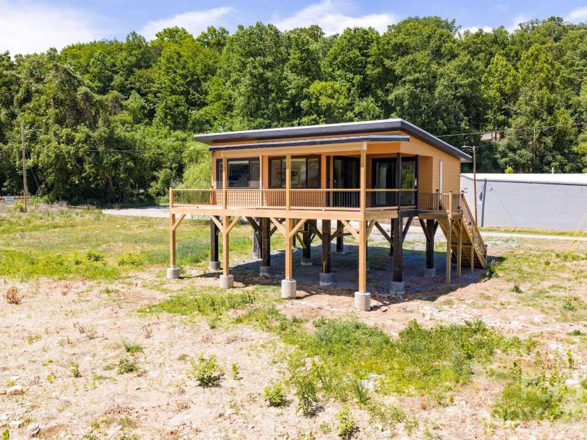 167 Commerce Street, Old Fort, NC 28762.  MLS# CAR4384526, YatesRealty ID 24803. Old Fort Allows Flexibility in Rental Timeline